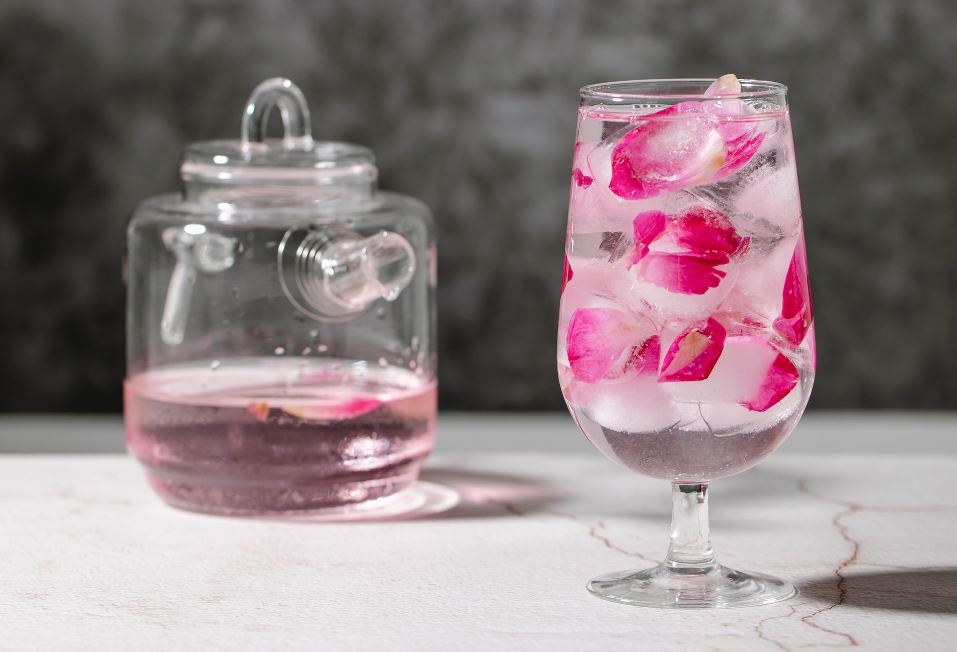 مزايا وفوائد استخدام ماء الورد لترطيب البشرة