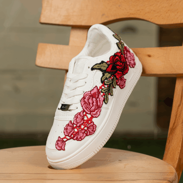 ⁦Nike Air Force حريمي إصدار خاص – لمسة أنثوية بفخامة أيقونية⁩ - الصورة ⁦2⁩