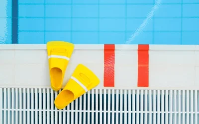 دليلك الشامل لاختيار مستلزمات السباحة الأساسية المناسبة لك