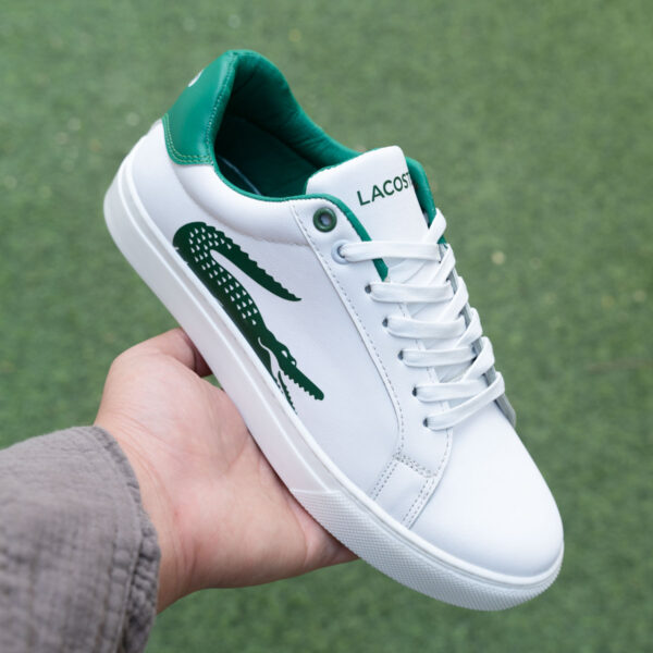 ⁦Lacoste V21 – السنيكر اللي بيتكلم عنك قبل ما تمشي⁩ - الصورة ⁦3⁩