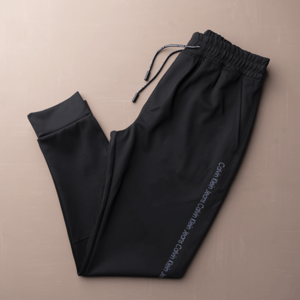 ⁦شروال Calvin Klein غطس – راحة محسوبة بتفاصيل فاخرة⁩ - الصورة ⁦4⁩