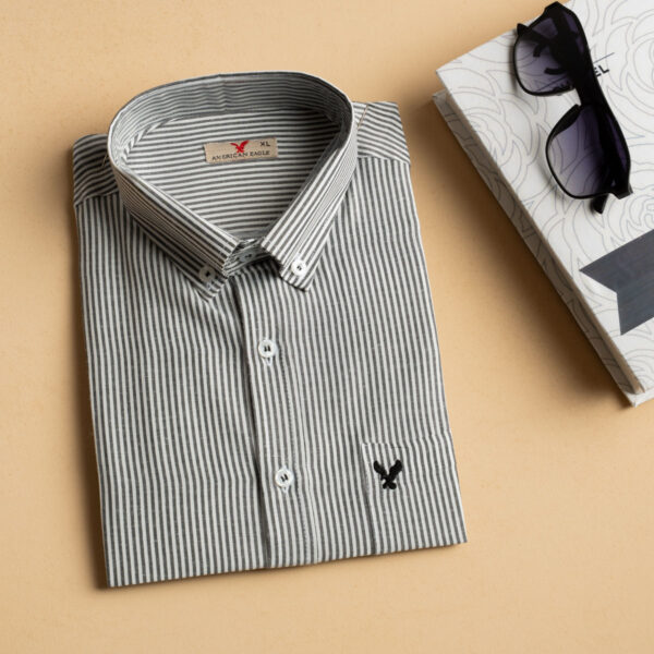 ⁦قميص American Eagle QS2 – لأن الكلاسيك عمره ما بيقدم⁩ - الصورة ⁦4⁩