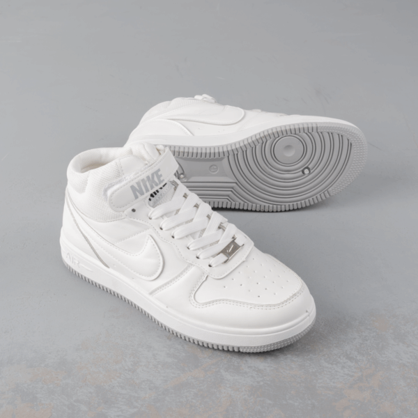 ⁦حذاء NIKE هاف SV2 - خُطواتك الأشيك... راحتك الأذكى⁩ - الصورة ⁦2⁩