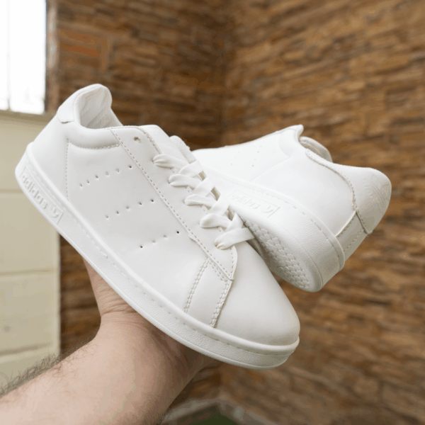 ⁦حذاء Stan Smith – البساطة الأنيقة التي تناسب كل إطلالة⁩ - الصورة ⁦9⁩