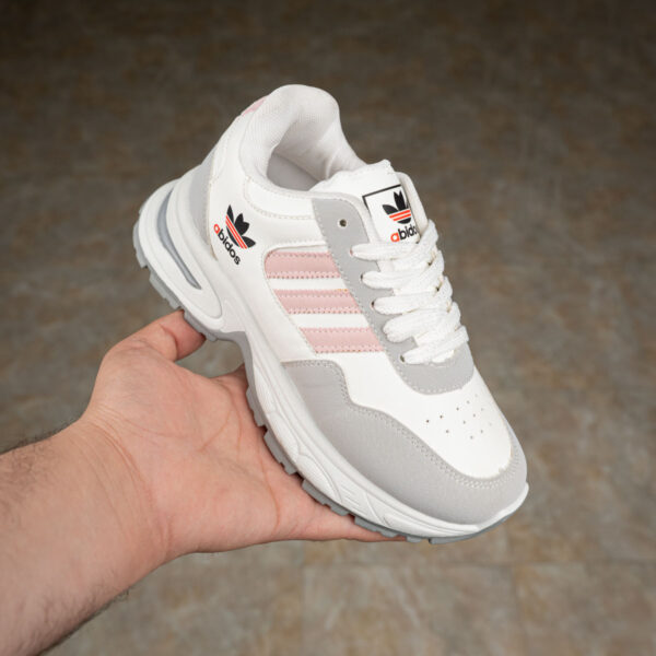 ⁦كوتش adidas حريمي – لمسة أنوثة تجمع بين الشياكة والراحة⁩ - الصورة ⁦5⁩