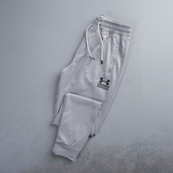 ⁦بنطلون Under Armour مستورد – لوجو رابر بارز بجودة فاخرة⁩ - الصورة ⁦5⁩