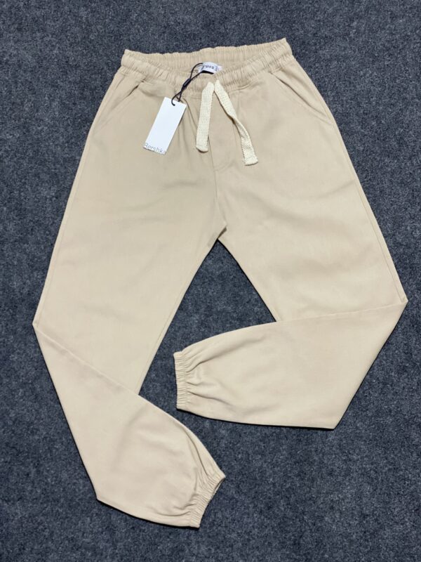 ⁦بنطلون جبردين BERSHKA – خامة فاخرة وأناقة عملية⁩ - الصورة ⁦4⁩