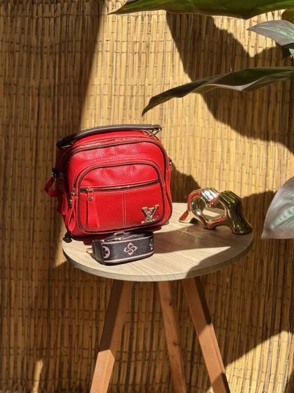 ⁦شنطة حريمي Louis Vuitton T4 – فخامة التصميم مع العملية اليومية⁩ - الصورة ⁦2⁩
