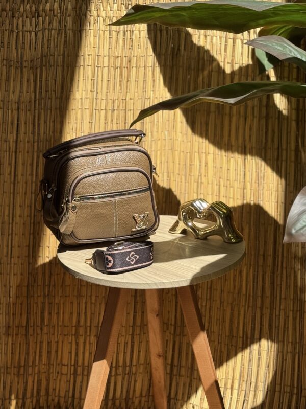 ⁦شنطة حريمي Louis Vuitton T4 – فخامة التصميم مع العملية اليومية⁩ - الصورة ⁦6⁩