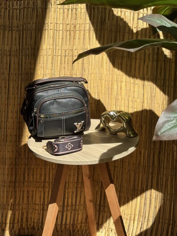 ⁦شنطة حريمي Louis Vuitton T4 – فخامة التصميم مع العملية اليومية⁩ - الصورة ⁦5⁩