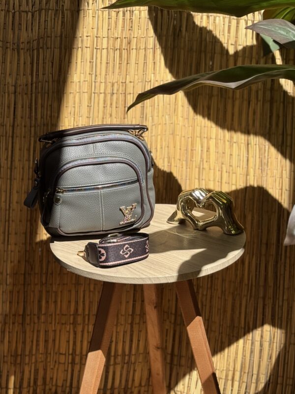 ⁦شنطة حريمي Louis Vuitton T4 – فخامة التصميم مع العملية اليومية⁩ - الصورة ⁦3⁩