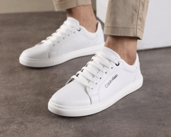 ⁦كوتشي Calvin Klein فلات – أناقة خفيفة بخطوة واثقة⁩ - الصورة ⁦4⁩