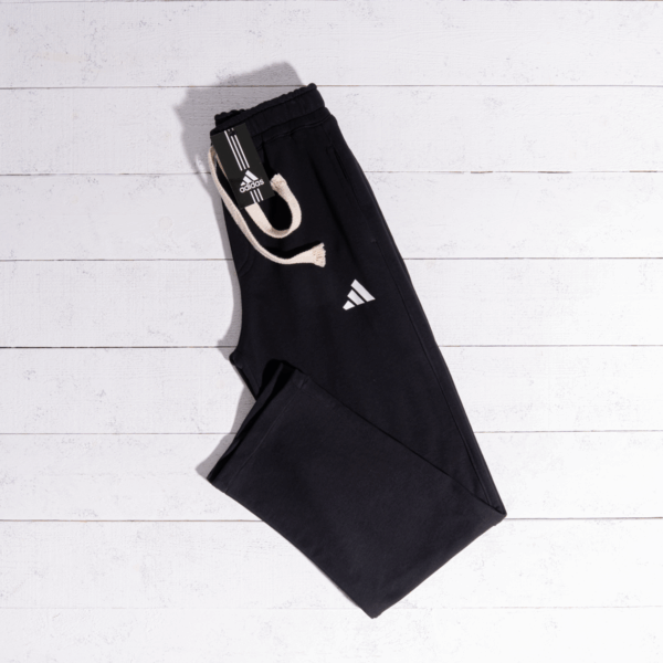⁦بنطلون رجالي واسع من Adidas – ستايل عملي وتريندي⁩ - الصورة ⁦5⁩
