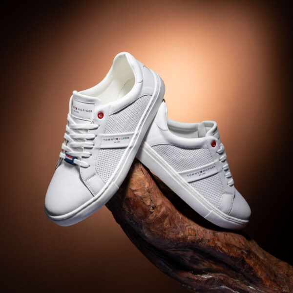 ⁦حذاء Tommy Sneakers V25 – أناقة شبابية براحة عملية⁩ - الصورة ⁦2⁩