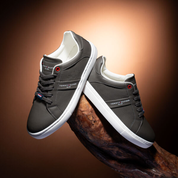 ⁦حذاء Tommy Sneakers V25 – أناقة شبابية براحة عملية⁩ - الصورة ⁦4⁩