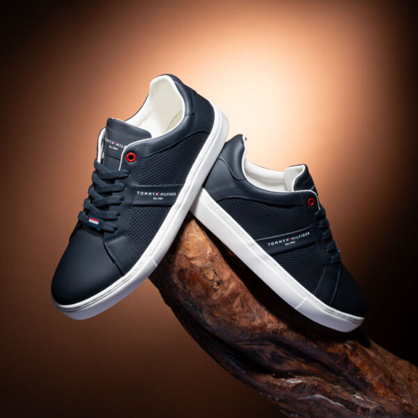 ⁦حذاء Tommy Sneakers V25 – أناقة شبابية براحة عملية⁩ - الصورة ⁦3⁩