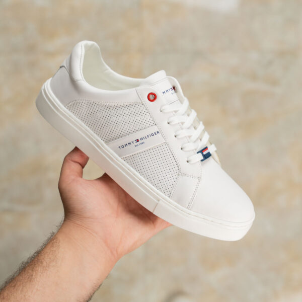 ⁦حذاء Tommy Sneakers V25 – أناقة شبابية براحة عملية⁩ - الصورة ⁦5⁩