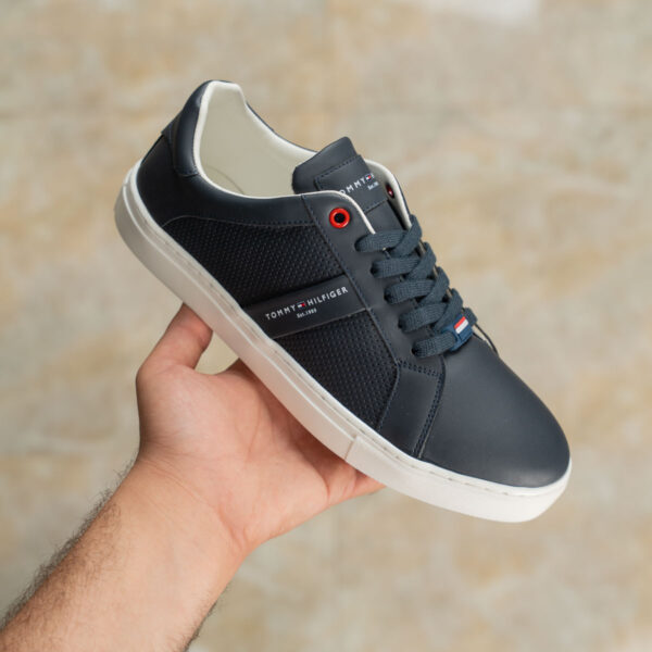⁦حذاء Tommy Sneakers V25 – أناقة شبابية براحة عملية⁩ - الصورة ⁦6⁩