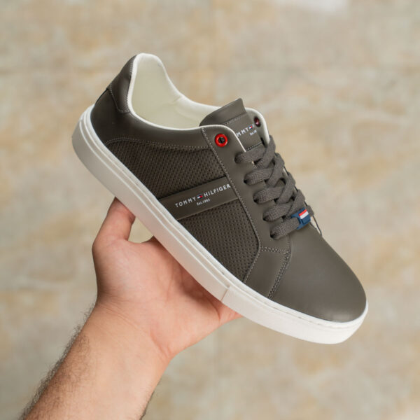 ⁦حذاء Tommy Sneakers V25 – أناقة شبابية براحة عملية⁩ - الصورة ⁦7⁩