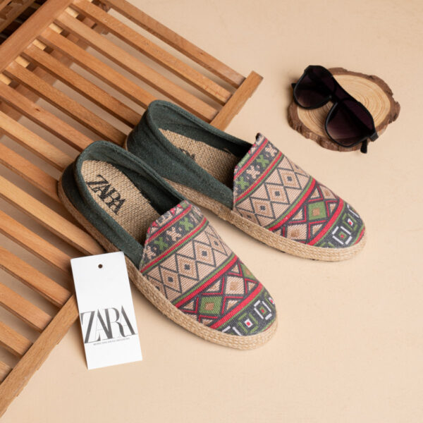 ⁦حذاء Zara SV42 بدون رباط – ستايل صيفي عملي وأنيق⁩ - الصورة ⁦2⁩