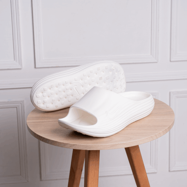⁦سليبر Nike React X EVA – الأناقة والابتكار في خطوة واحدة⁩ - الصورة ⁦2⁩