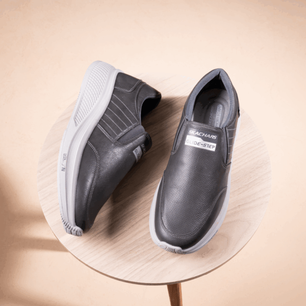 ⁦سكيتشر Glide Step Leather Skechers SV66 – قوة الجلد وأناقة⁩ - الصورة ⁦2⁩