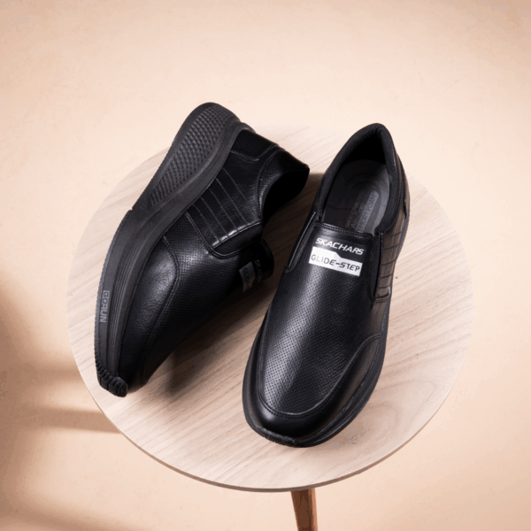 ⁦سكيتشر Glide Step Leather Skechers SV66 – قوة الجلد وأناقة⁩ - الصورة ⁦4⁩