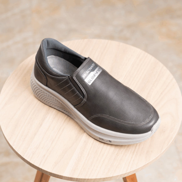 ⁦سكيتشر Glide Step Leather Skechers SV66 – قوة الجلد وأناقة⁩ - الصورة ⁦6⁩