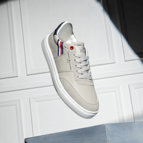 ⁦Tommy Sneaker SV74 – استايل عصري بأناقة تومي⁩ - الصورة ⁦3⁩