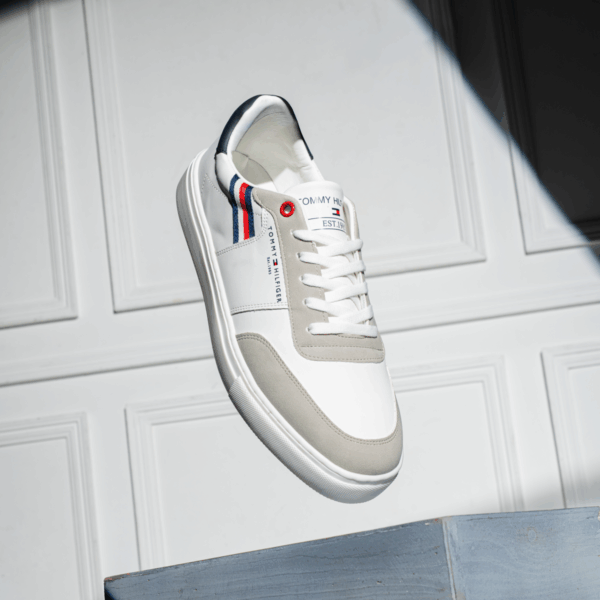 ⁦Tommy Sneaker SV74 – استايل عصري بأناقة تومي⁩ - الصورة ⁦2⁩