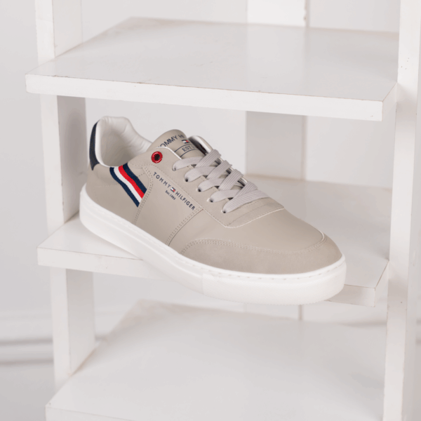 ⁦Tommy Sneaker SV74 – استايل عصري بأناقة تومي⁩ - الصورة ⁦5⁩