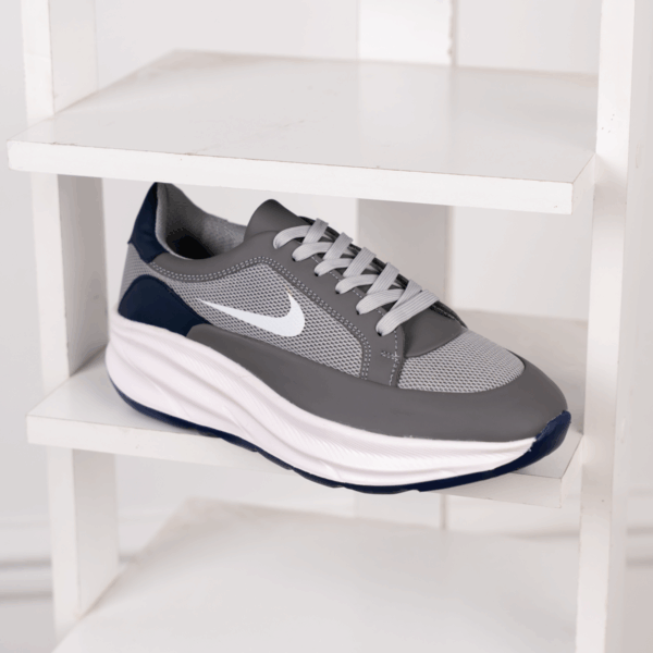 ⁦حذاء EVA NIKE – خفة الأداء وأناقة التصميم في خطوة واحدة⁩ - الصورة ⁦2⁩