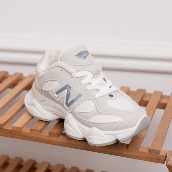 ⁦حذاء New Balance SV77 – أناقة مريحة بتفاصيل عملية⁩ - الصورة ⁦5⁩