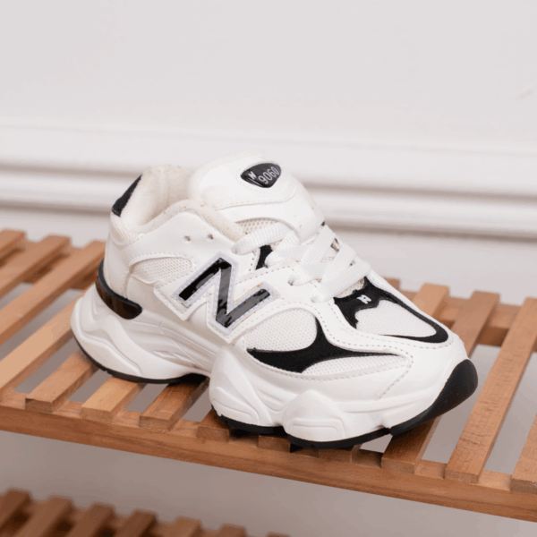 ⁦حذاء New Balance SV77 – أناقة مريحة بتفاصيل عملية⁩ - الصورة ⁦4⁩