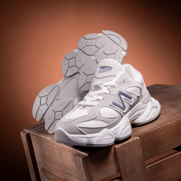 ⁦حذاء New Balance SV77 – أناقة مريحة بتفاصيل عملية⁩ - الصورة ⁦3⁩