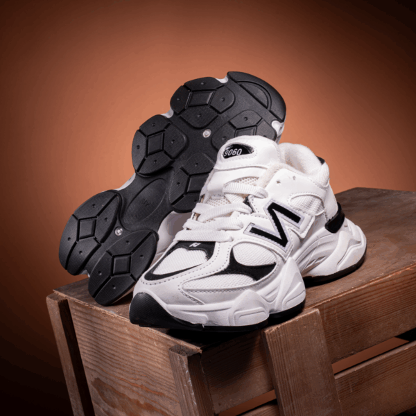 ⁦حذاء New Balance SV77 – أناقة مريحة بتفاصيل عملية⁩ - الصورة ⁦2⁩