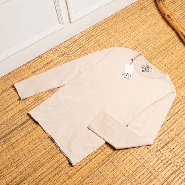 ⁦شيرت Zara Basic – البساطة اللي بتتكلم أناقة وجودة⁩ - الصورة ⁦2⁩
