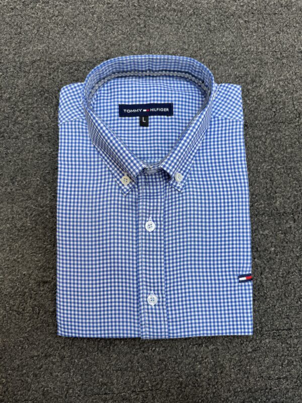 ⁦قميص Tommy Men Shirt QS4 – الكلاسيكية العصرية في أبهى صورها⁩ - الصورة ⁦2⁩