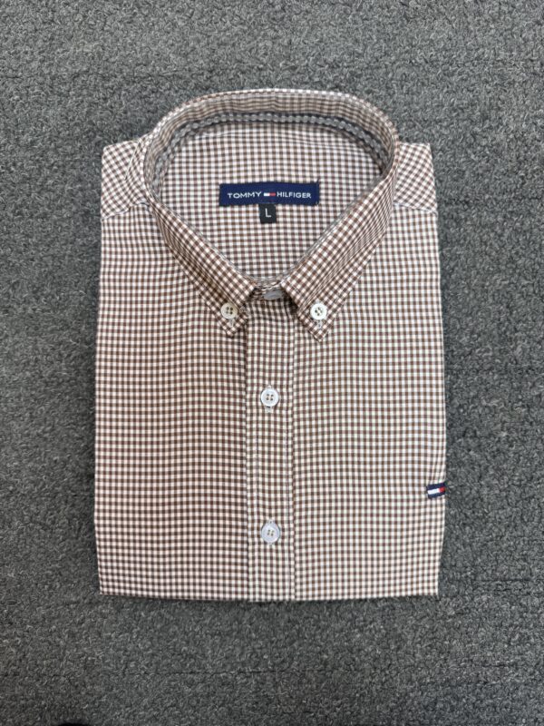 ⁦قميص Tommy Men Shirt QS4 – الكلاسيكية العصرية في أبهى صورها⁩ - الصورة ⁦6⁩