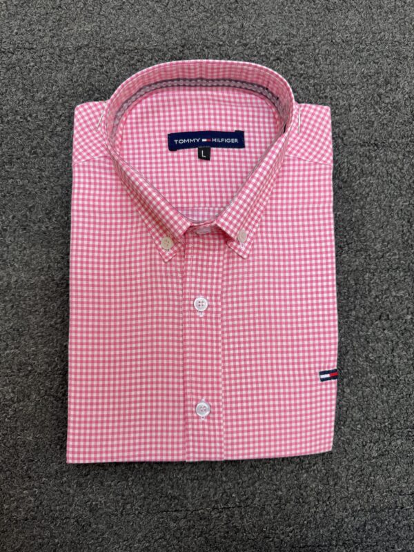 ⁦قميص Tommy Men Shirt QS4 – الكلاسيكية العصرية في أبهى صورها⁩ - الصورة ⁦5⁩
