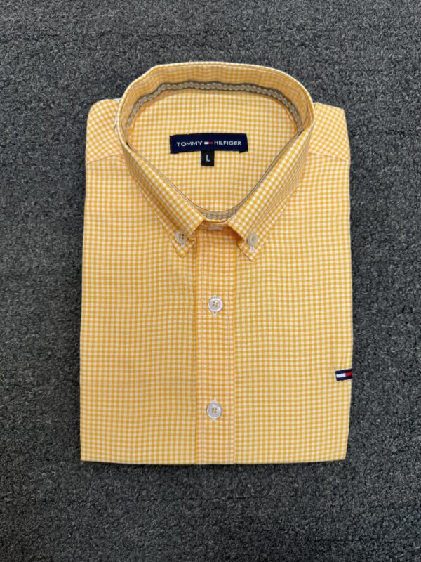 ⁦قميص Tommy Men Shirt QS4 – الكلاسيكية العصرية في أبهى صورها⁩ - الصورة ⁦4⁩