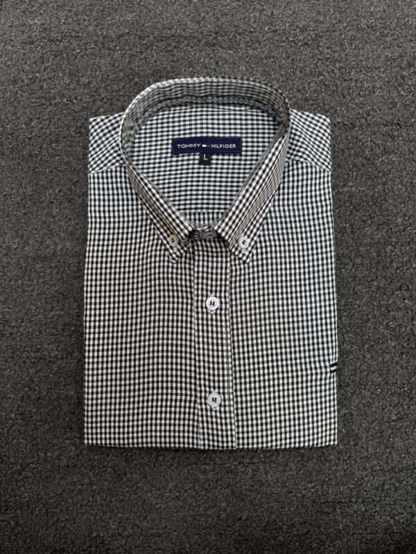 ⁦قميص Tommy Men Shirt QS4 – الكلاسيكية العصرية في أبهى صورها⁩ - الصورة ⁦3⁩