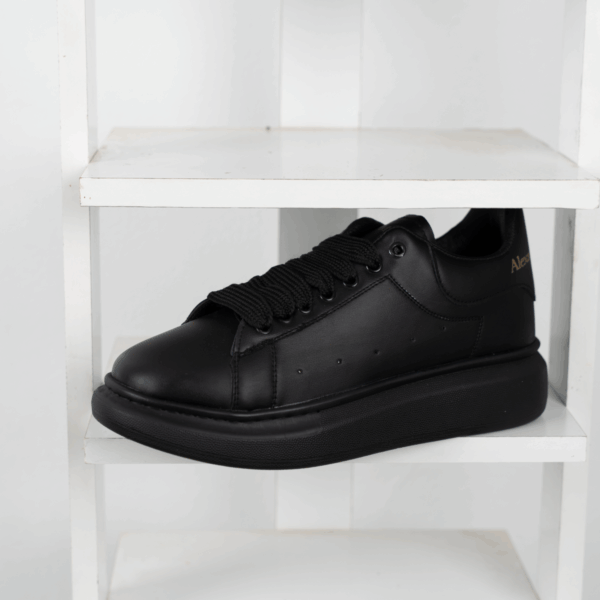 ⁦كوتشي Alexander McQueen – فخامة التصميم الكلاسيكي بتفاصيل عصرية⁩ - الصورة ⁦7⁩