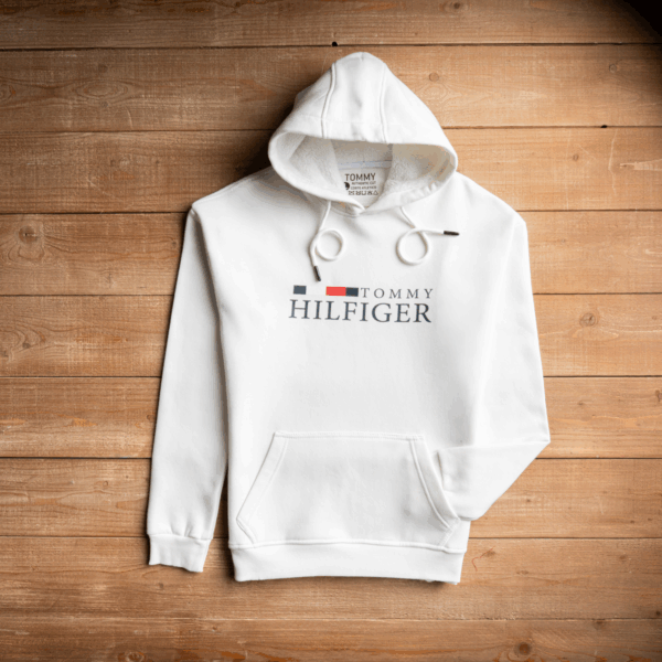 ⁦هودي Tommy Hilfiger – دفء الشتاء وأناقة العلامة العالمية⁩ - الصورة ⁦2⁩
