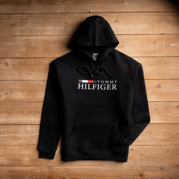 ⁦هودي Tommy Hilfiger – دفء الشتاء وأناقة العلامة العالمية⁩ - الصورة ⁦3⁩